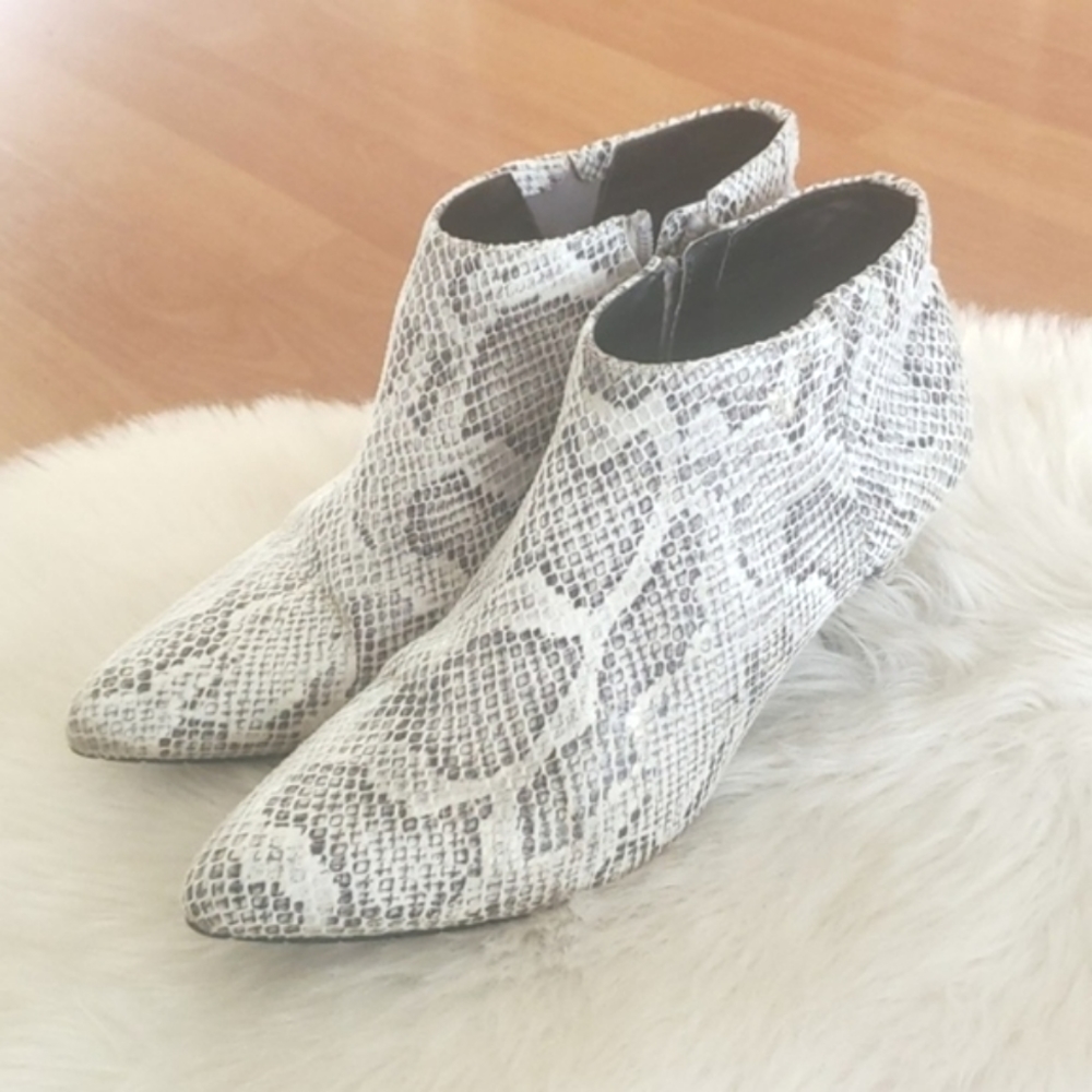 Kenneth Cole Reaction snake kick shootie ankle booties boots 7.5M
